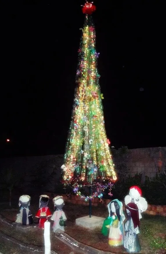 Árvore de natal da Comunidade Sítio Córrego, Mondubim (dez/2012). Feita com garrafas pet, cds e arames