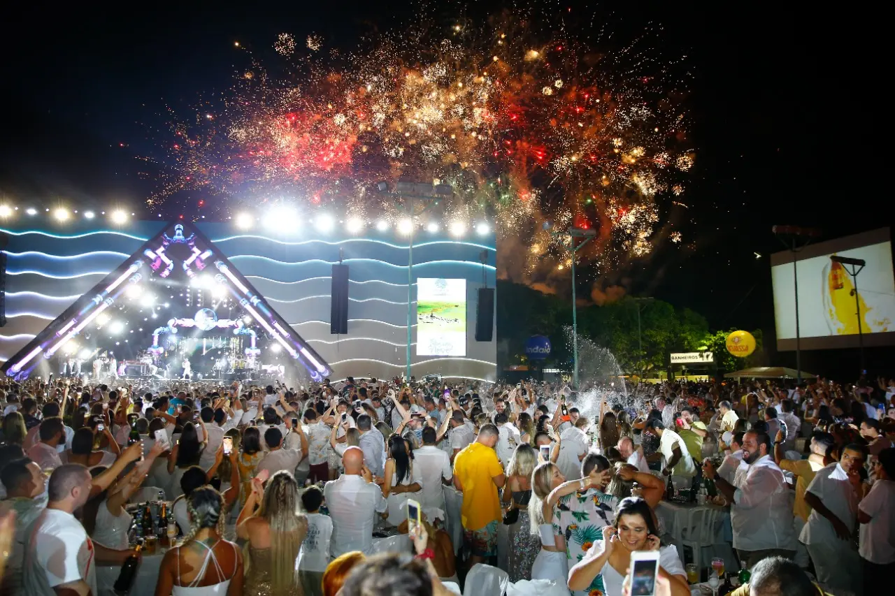 Imagem da notícia: Réveillon 2022: veja como será a festa em clubes, hotéis e barracas de praia de Fortaleza