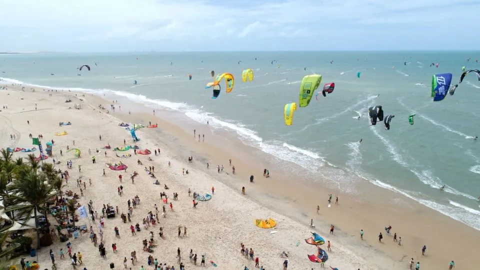 O campeonato mundial de kitesurf, o Super Kite, acontece entre 10 e 14 deste mês e deve atrair turistas de todas as partes do mundo