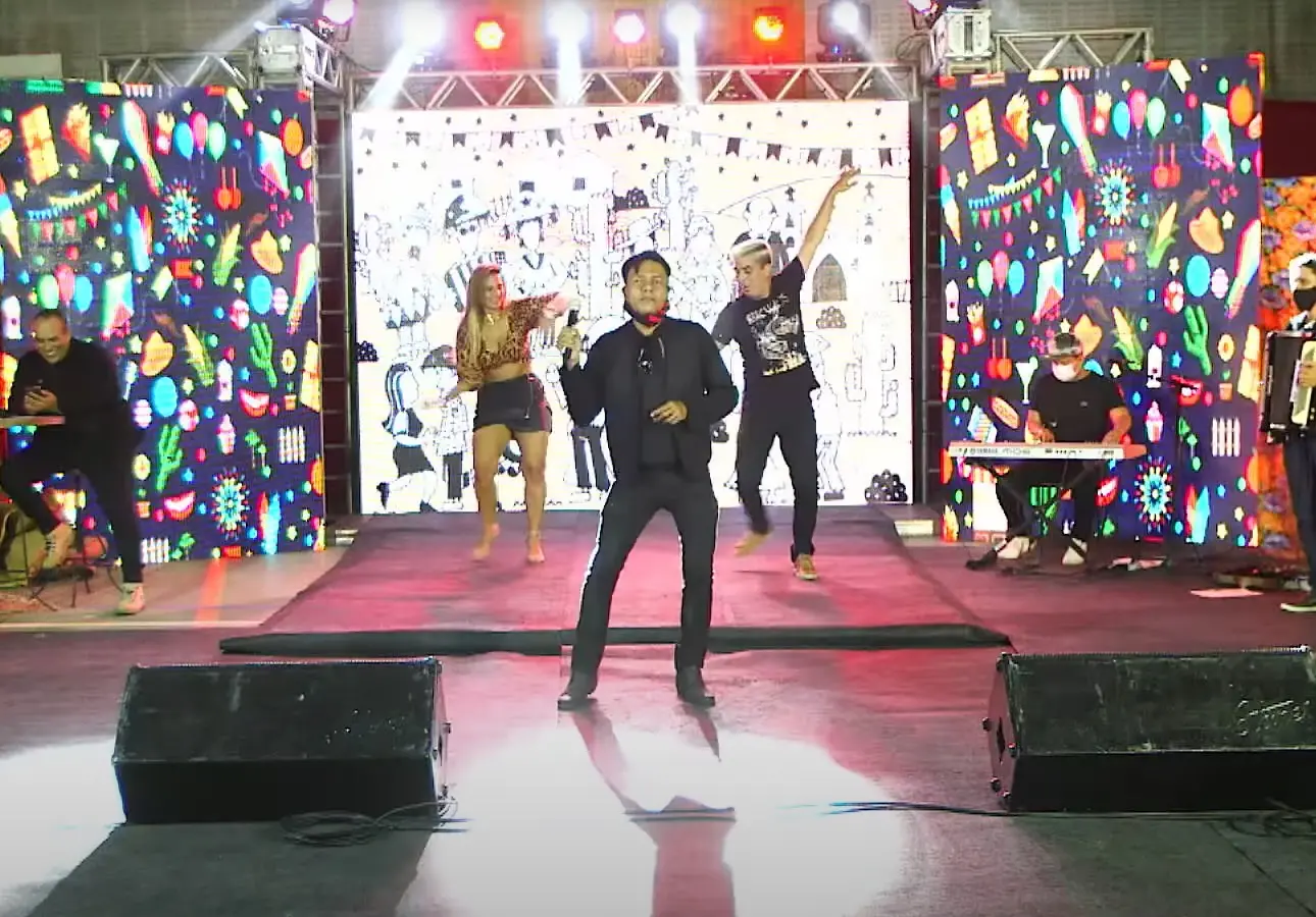 Cantor em live junina com ex-nomes da banda Calcinha Preta