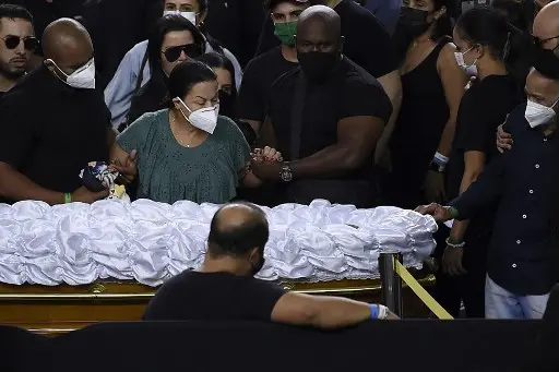 Imagem da notícia: Muito emocionada, mãe de Marília Mendonça é amparada durante velório da filha