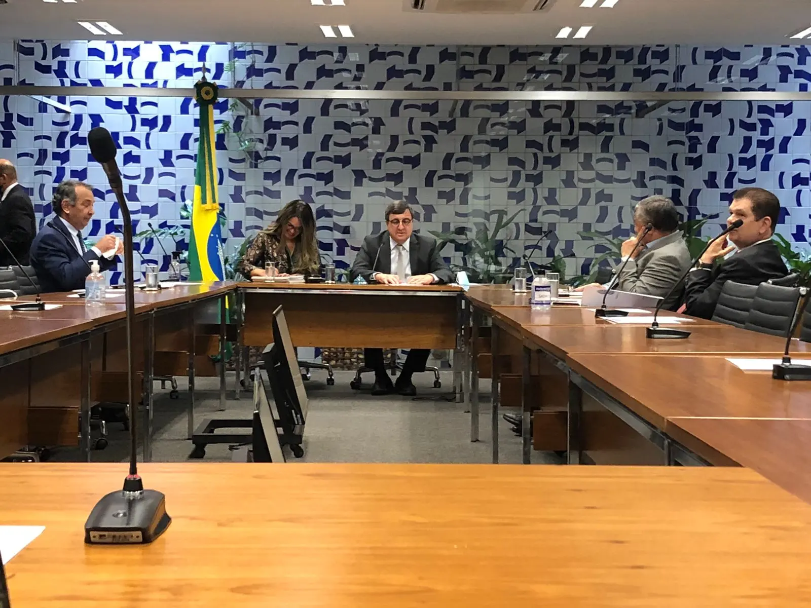 Imagem da notícia:  Em reunião esvaziada, deputados cearenses discutem destinação de R$ 212 mi de emendas ao Estado