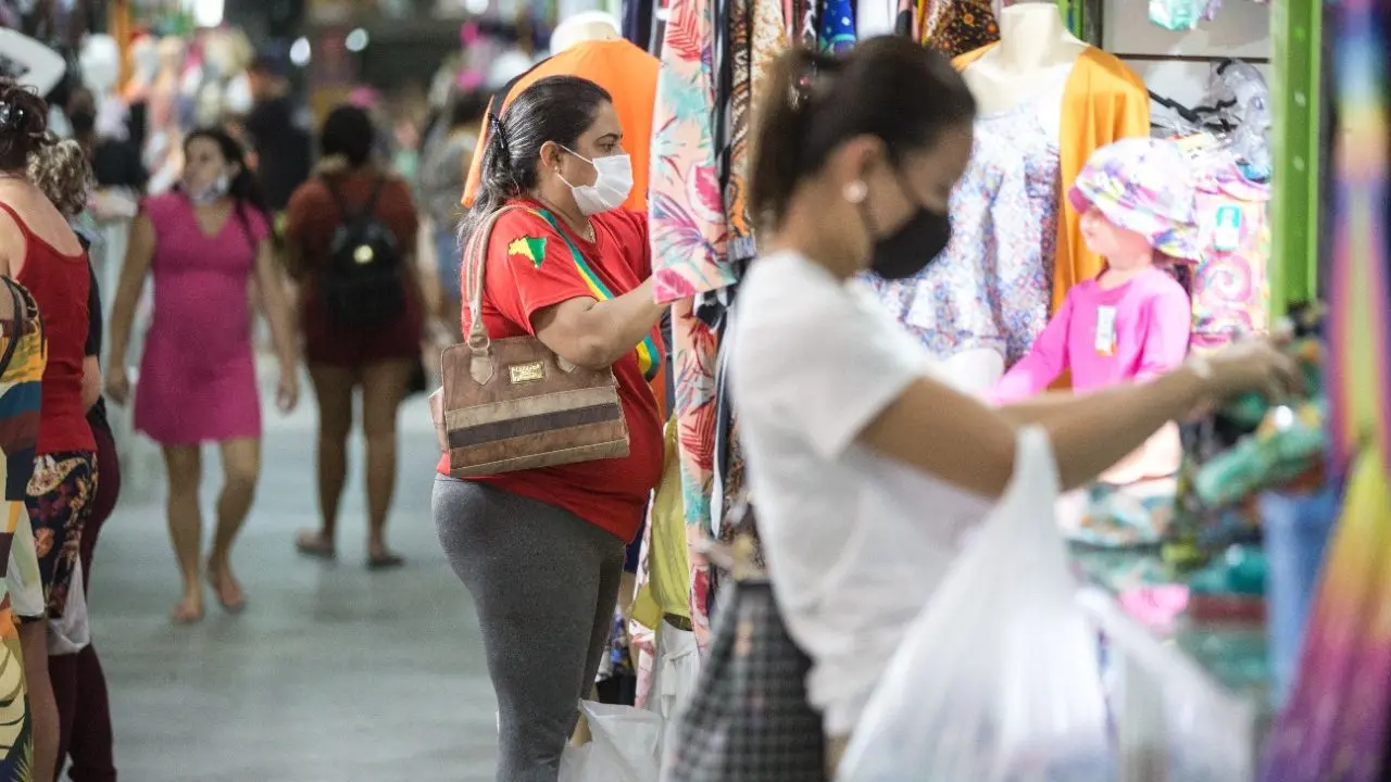 Imagem da notícia: Décimo terceiro salário vai injetar R$ 5,7 bi na economia cearense; valor por pessoa é de R$ 1,8 mil