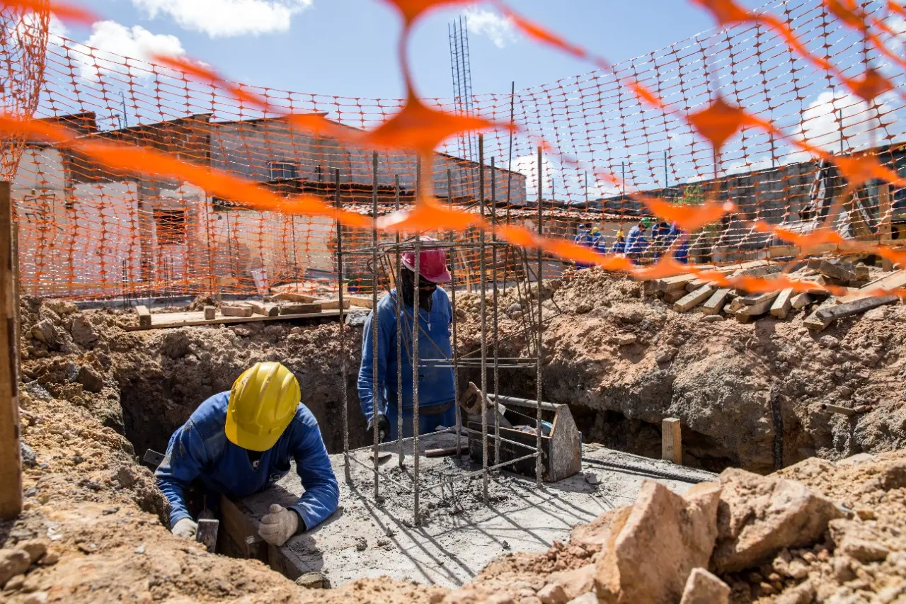 Imagem da notícia: Alta do diesel pode inviabilizar obras no Ceará, diz setor de construção pesada