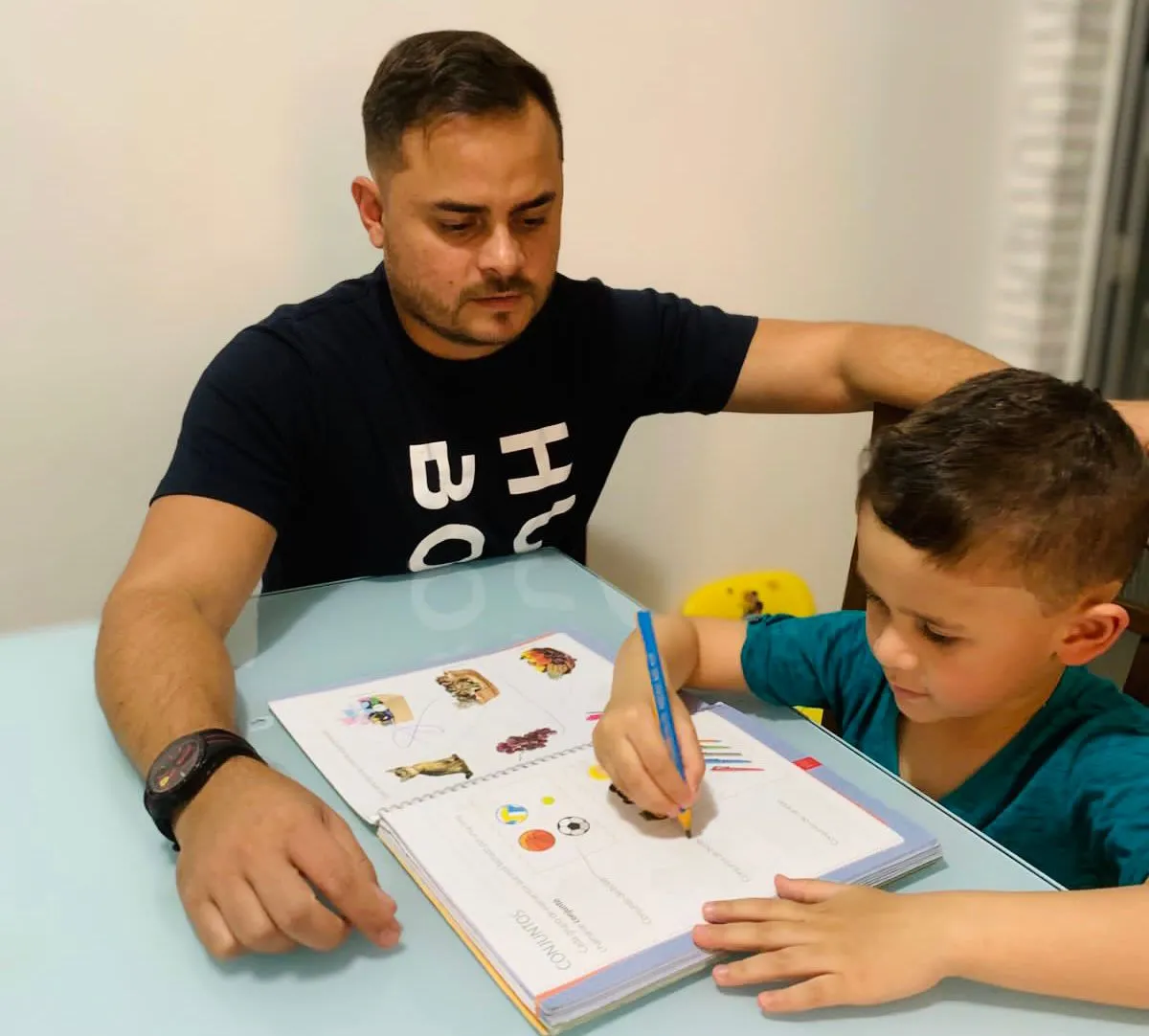 A escola de Bruno Filho, de 4 anos, ainda não divulgou o reajuste para o próximo ano mas oferece desconto na matrícula para aliviar o bolso dos pais