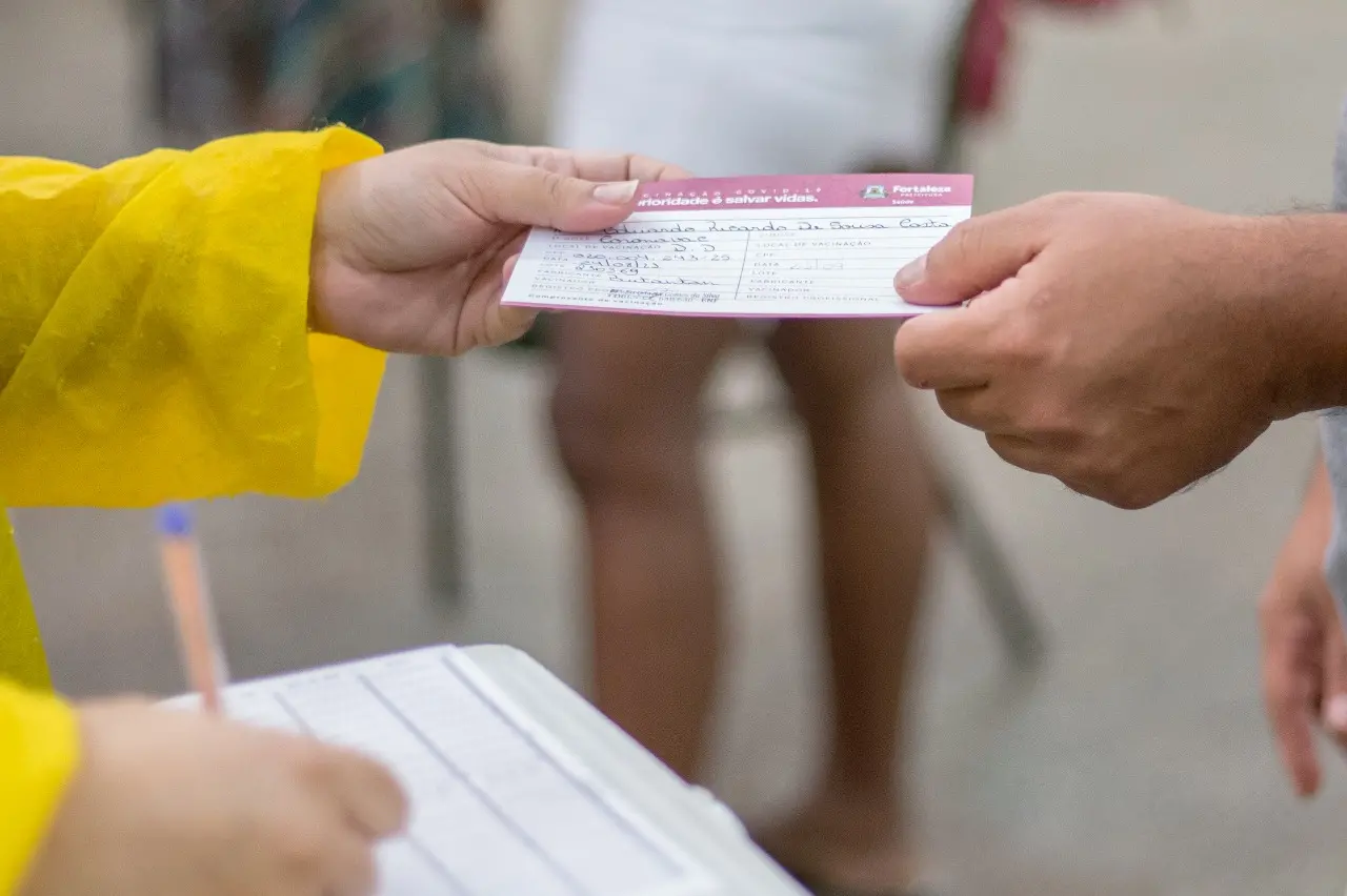 Imagem da notícia: 73% dos cearenses são a favor da exigência de vacina para entrada em bares e restaurantes