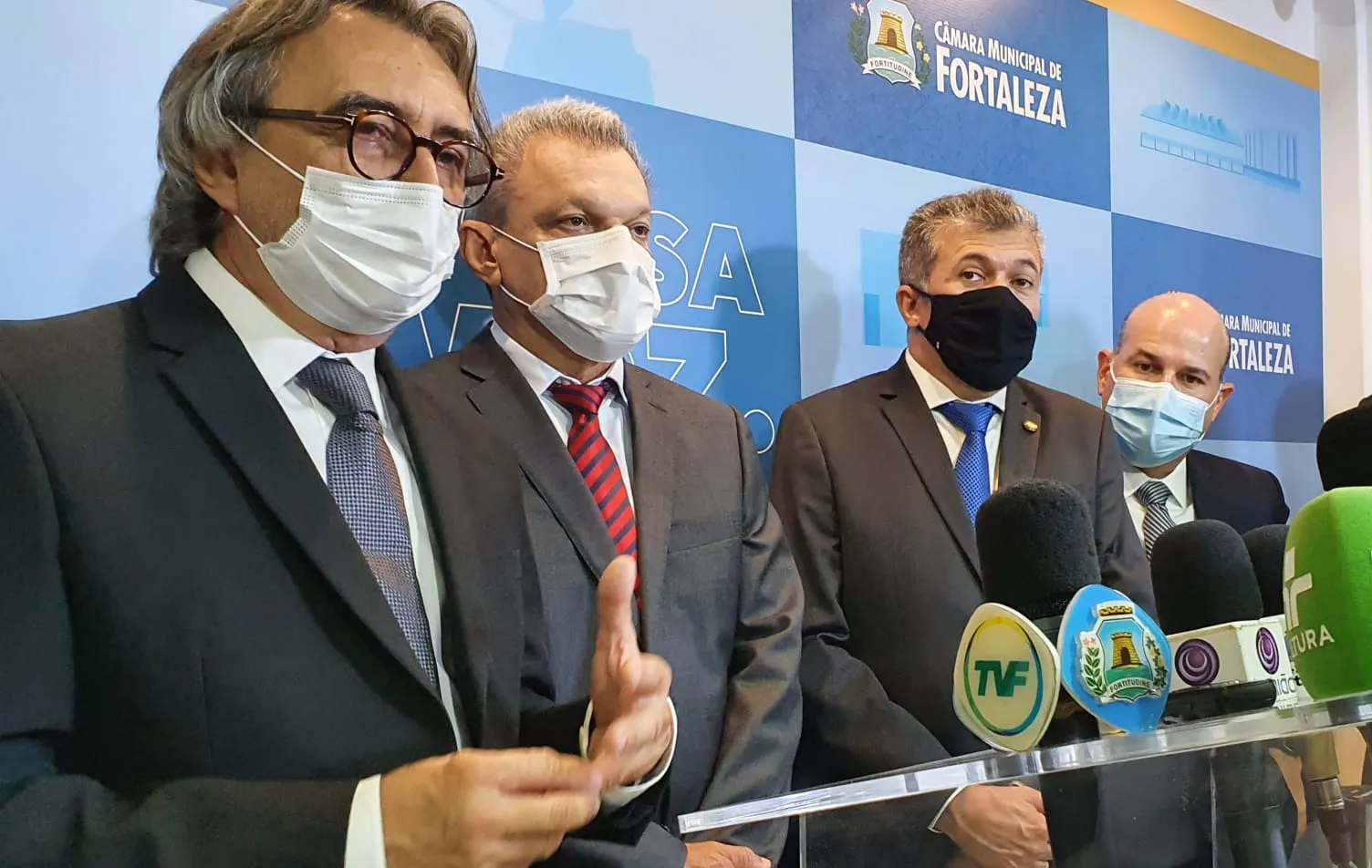 Acilon esteve recentemente junto ao prefeito Sarto, ex-prefeito Roberto Cláudio e o presidente da Câmara de Fortaleza Antônio Henrique, em um evento no parlamento da Capital