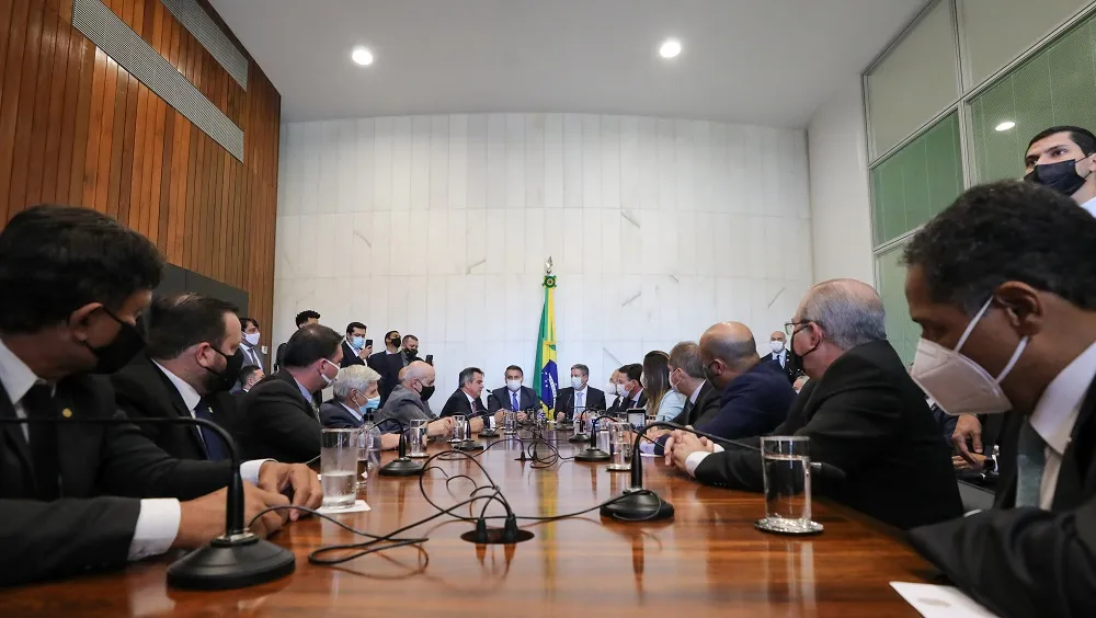 Presidente da República, Jair Bolsonaro, acompanhando de ministros, entregam a MP do Auxílio Brasil ao presidente da Câmara, Arthur Lira