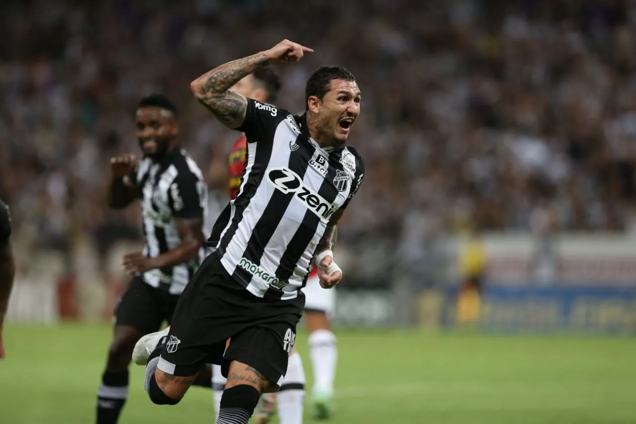 Vina marcou o primeiro do Vovô na partida no Castelão, logo no início do jogo