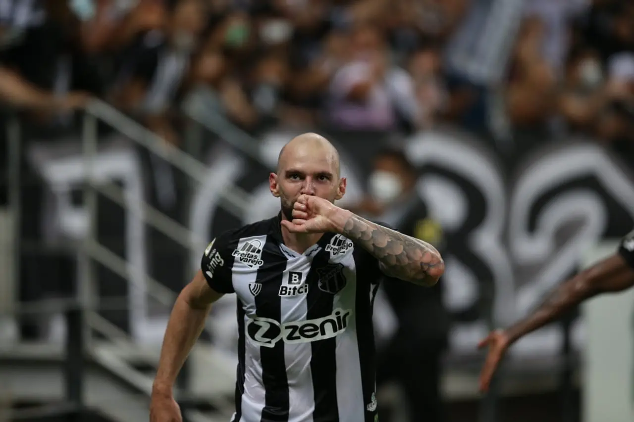 Imagem da notícia: Marlon comemora 1º gol pelo Ceará: 