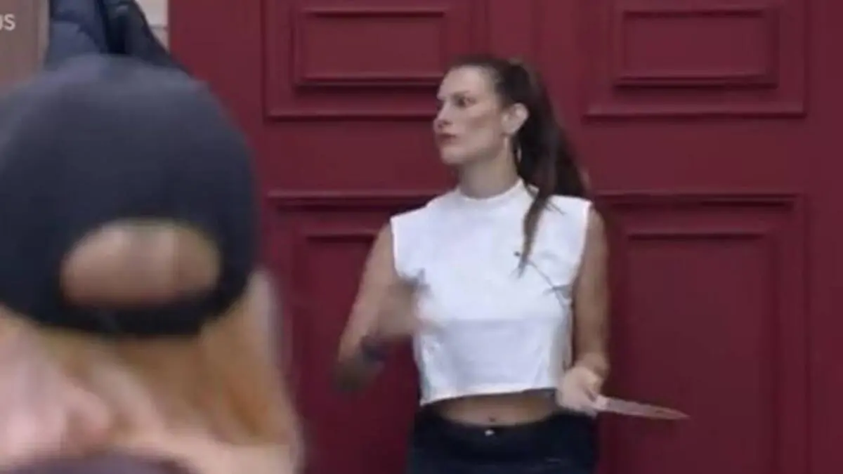 Imagem da notícia: Dayane Mello usa faca para rasgar roupa de Rico em 'A Fazenda 13' e vira assunto nas redes sociais