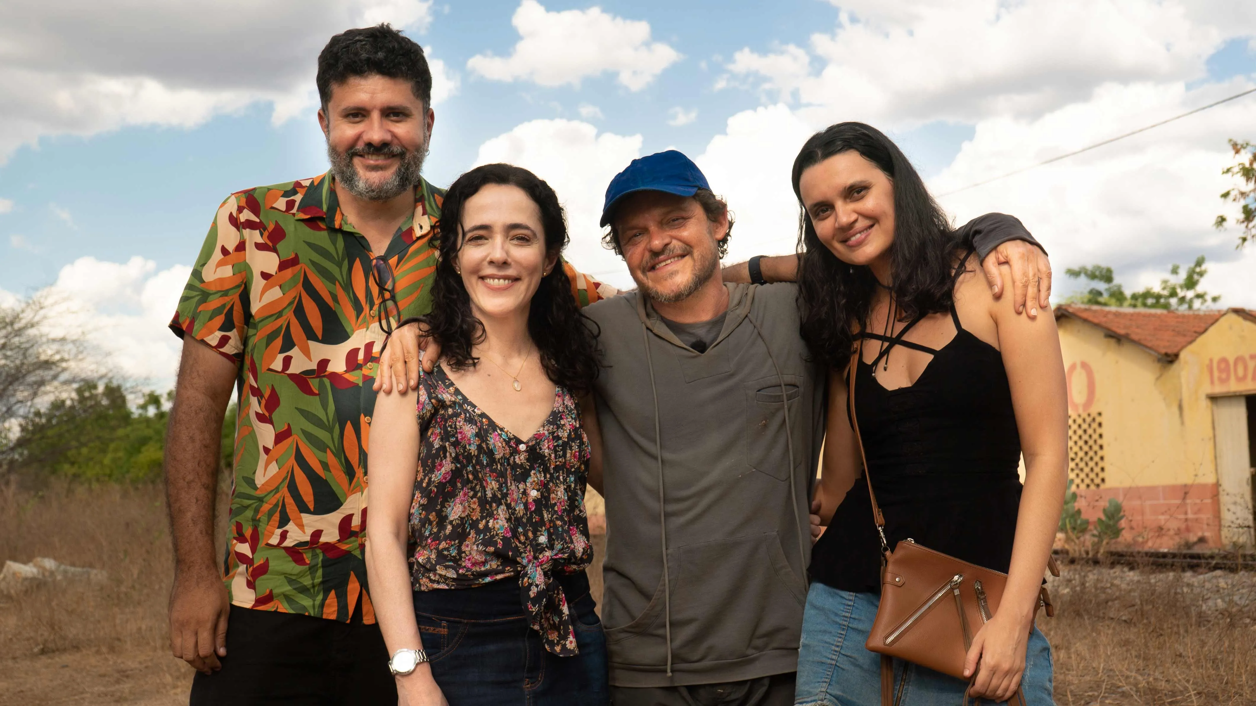 Dia de filmagens no set: Diretor Petrus Cariry e Sílvia Buarque, Matheus Nachtergaele e Ana Luiz Rios