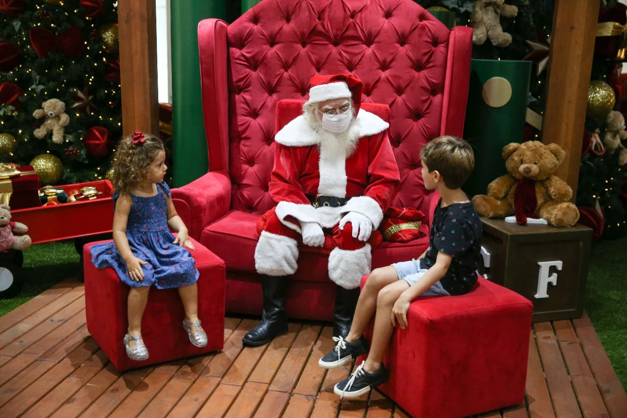 O aposentado Osvaldo Wagner representa o Papai Noel há 17 anos e já viu várias gerações de crianças da mesma família.