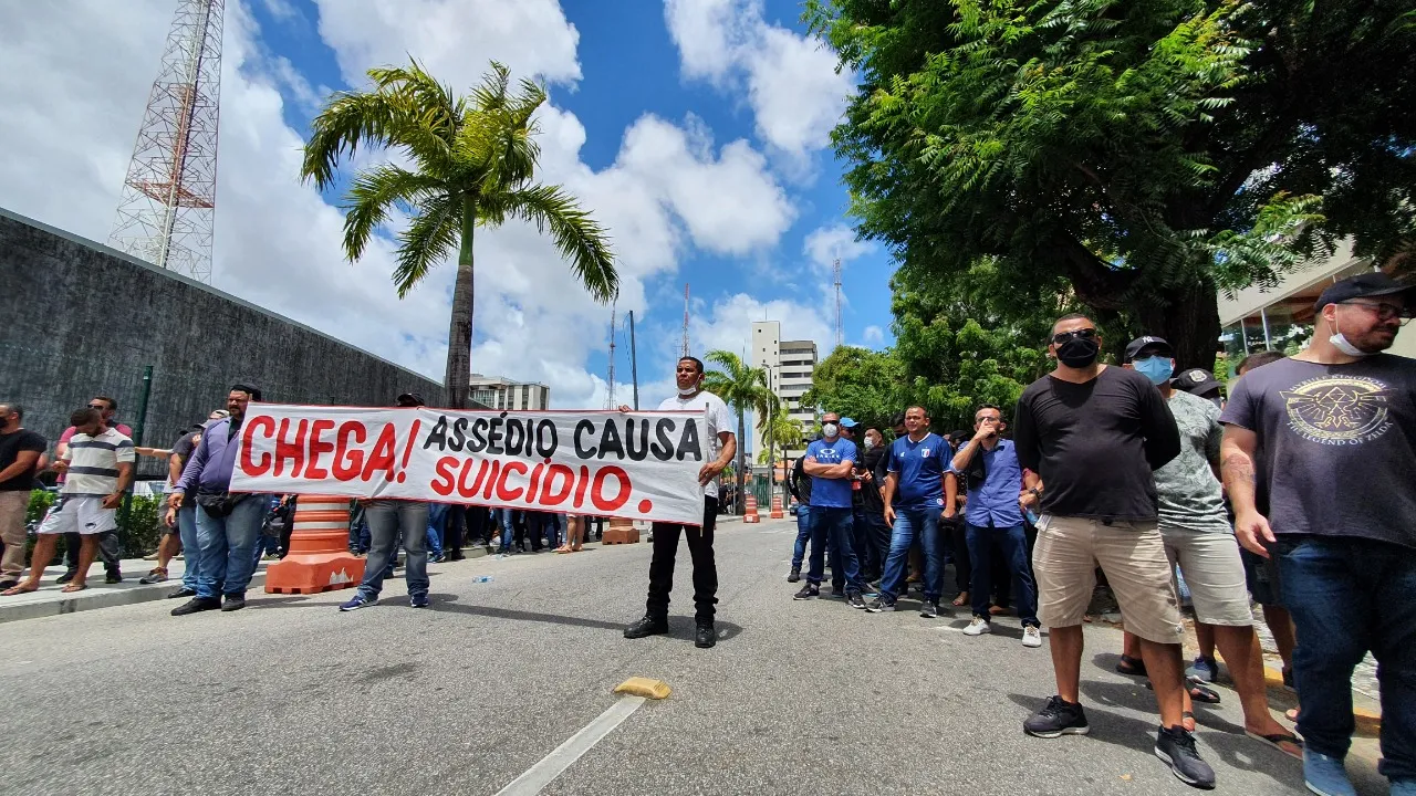 Manifestantes levaram faixas de protesto para o ato. Manifestação foi pacífica e durou aproximadamente 45 minutos