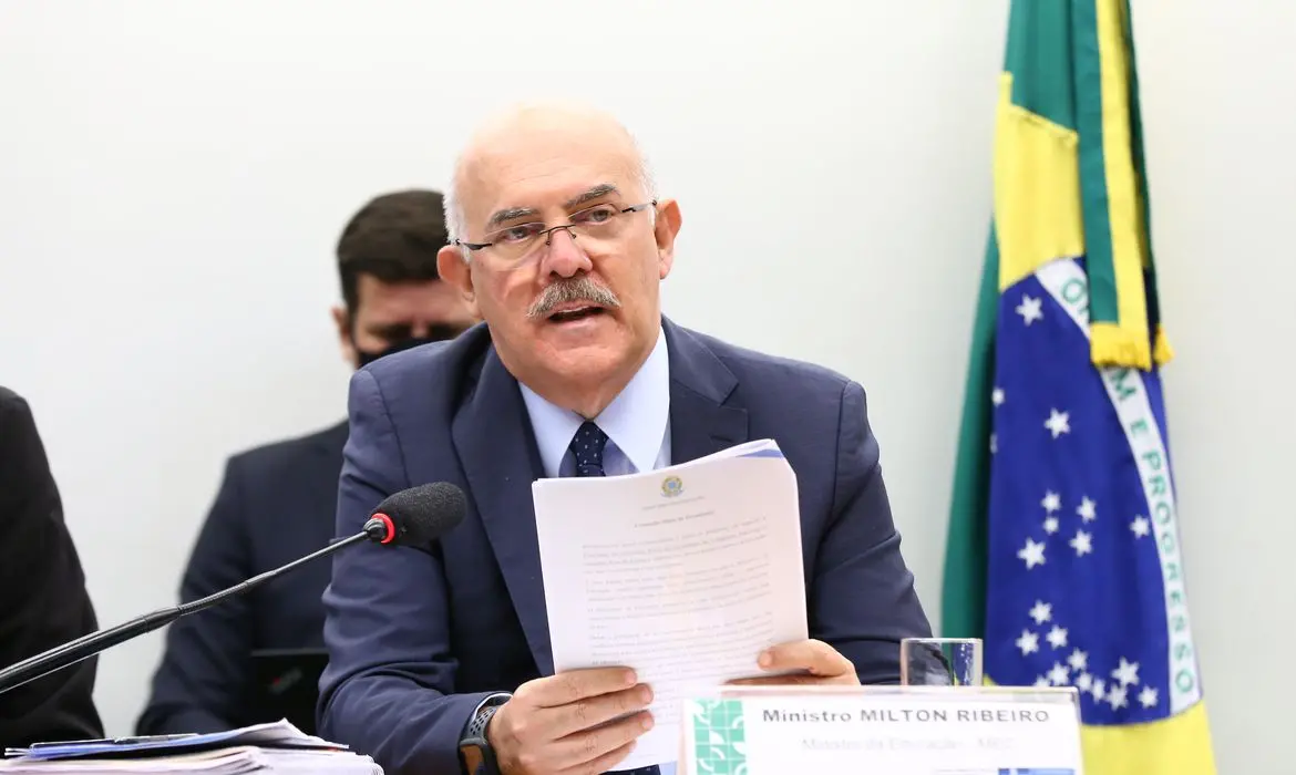 Imagem da notícia: Após fala de Bolsonaro, ministro da Educação nega interferência na elaboração do Enem
