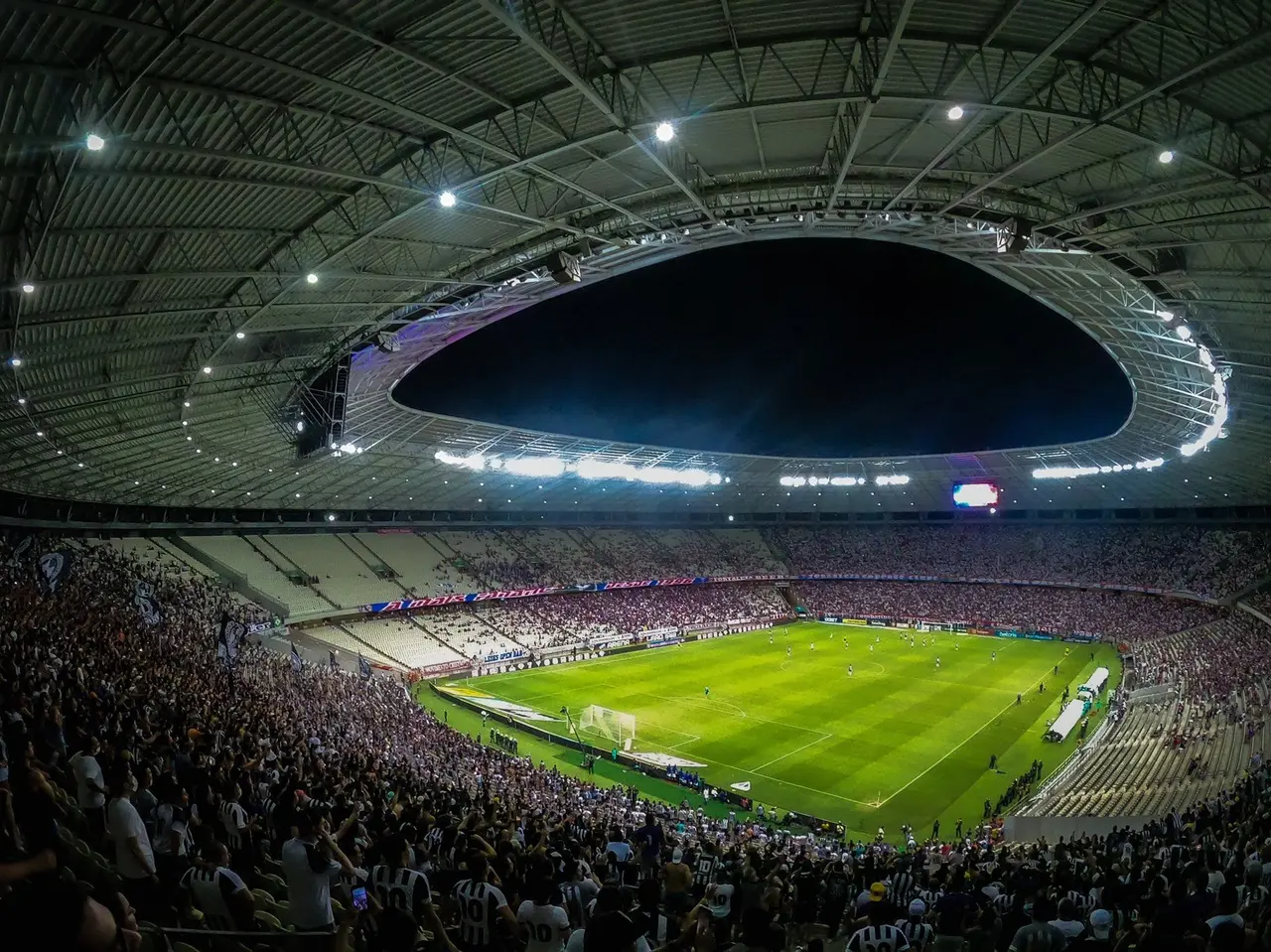 Imagem da notícia Clássico-Rei mostra força do futebol cearense com festas da arquibancada; veja vídeos