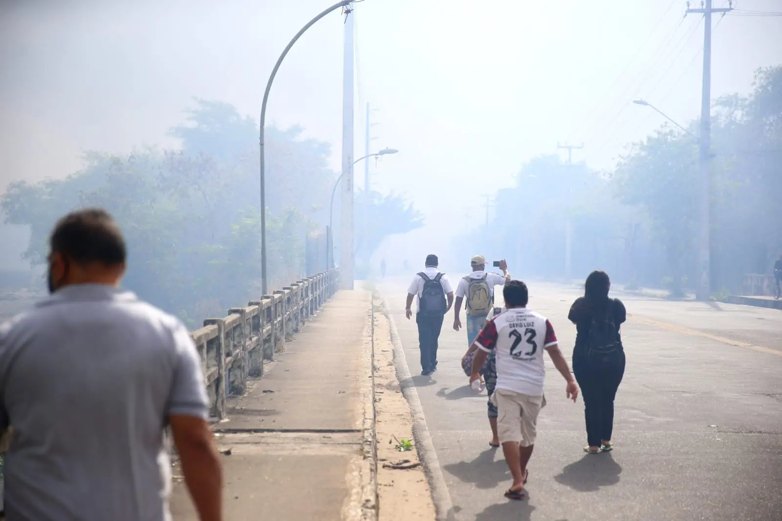 Imagem da notícia: 'Estava ficando rouca, minha prima sem fôlego': moradores deixam casas para fugir de fumaça do Cocó