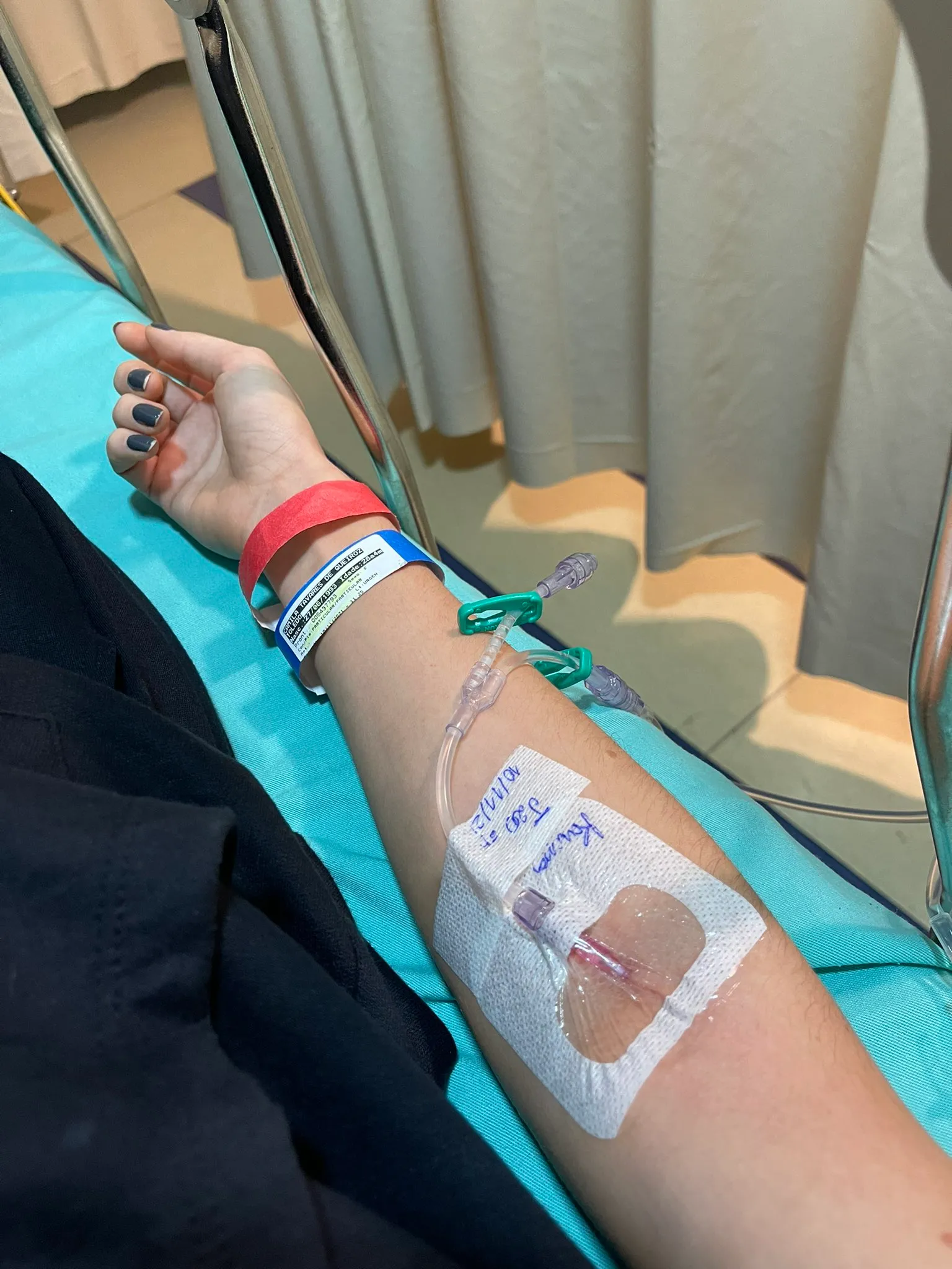 Camila Queiroz postou foto em hospital para comprovar ida ao médico
