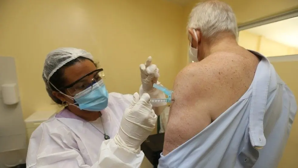 Imagem da notícia: 34% dos moradores de Fortaleza aptos a tomarem dose de reforço contra a Covid não compareceram