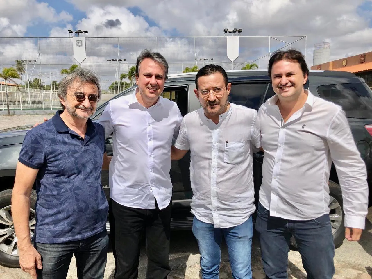 Acilon Gonçalves (à esquerda), com os prefeitos de Aquiraz e Itaitinga, ambos aliados, ao lado do governador Camilo Santana