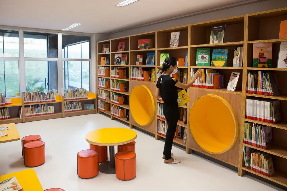 A Bece possui um setor dedicado apenas à infância, com títulos e mobiliário apropriados e repletos de cores