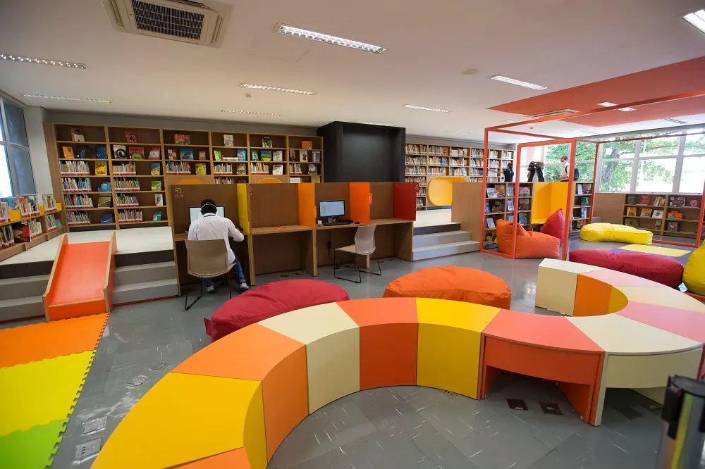A Bece possui um setor dedicado apenas à infância, com títulos e mobiliário apropriados e repletos de cores