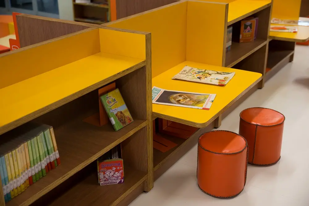 A Bece possui um setor dedicado apenas à infância, com títulos e mobiliário apropriados e repletos de cores