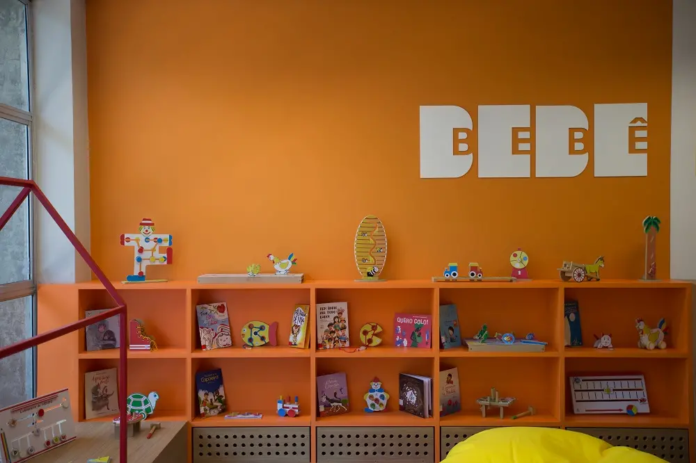 A Bece possui um setor dedicado apenas à infância, com títulos e mobiliário apropriados e repletos de cores