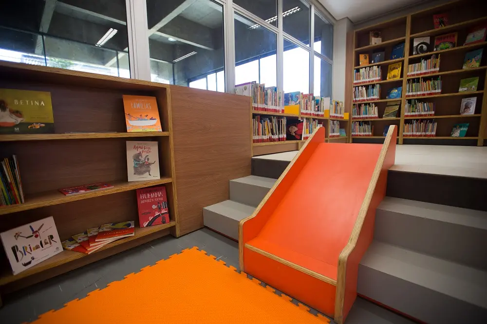 A Bece possui um setor dedicado apenas à infância, com títulos e mobiliário apropriados e repletos de cores