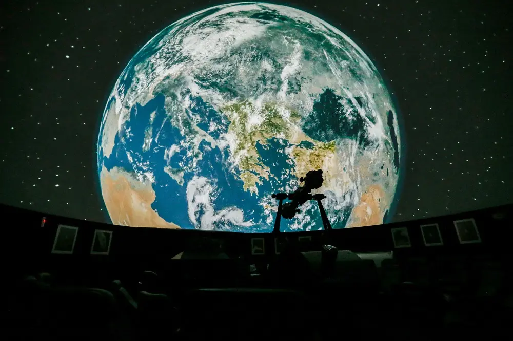 No Planetário Rubens de Azevedo, há uma sessão exclusiva para as crianças, intitulada “Viagem no Foguete de Papel”