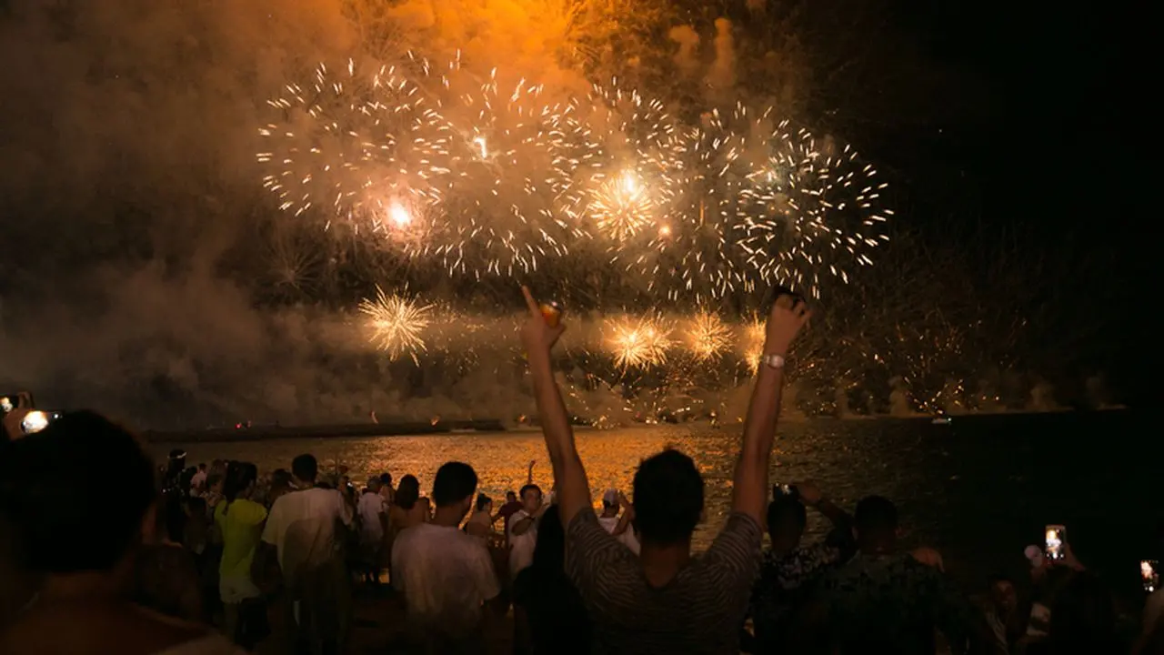 Imagem da notícia: Enquete: você é a favor da realização de grandes festas de Réveillon no Ceará? 