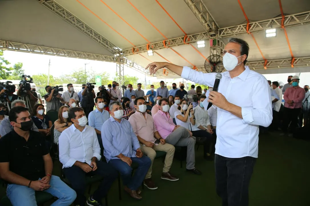Deputados federais cearenses e o senador Cid Gomes visitaram às obras do Hospital da Uece a convite do Camilo Santana