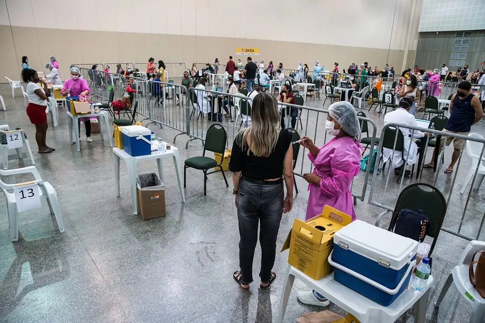 Imagem da notícia: Cadastros para vacina crescem em 74 cidades após anúncio de passaporte; confira lista 