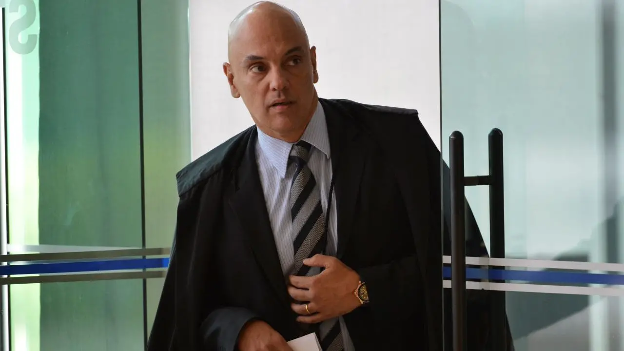 Imagem da notícia: Alexandre de Moraes suspende quebra do sigilo telemático de Bolsonaro