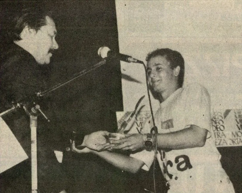 Augusto Pontes entrega a Glauber Filho a premiação do I Vídeo Mostra Fortaleza