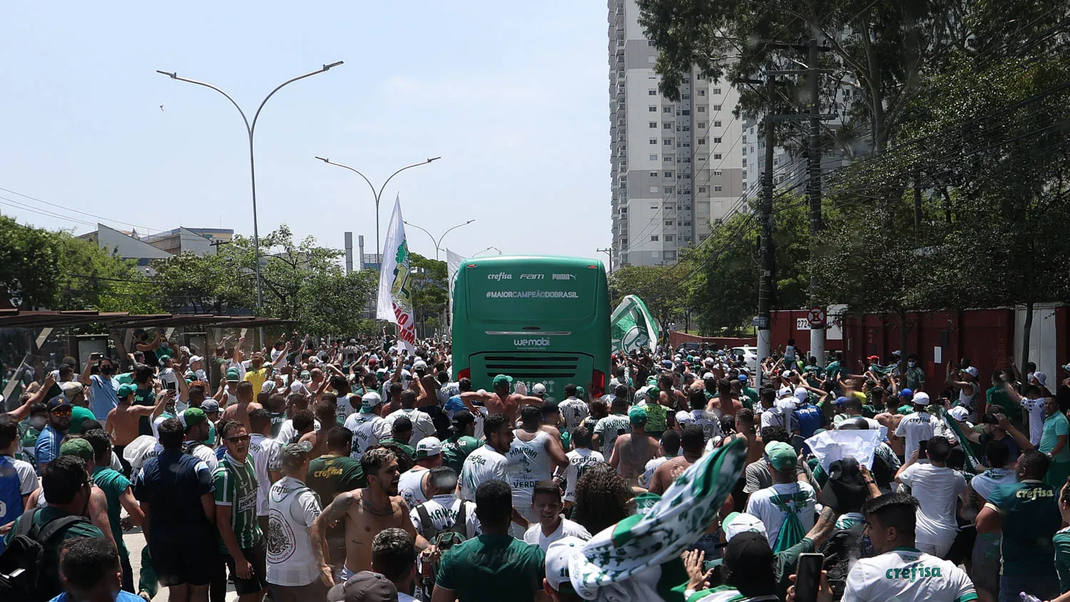 Torcedores fazem festa na saída dos jogadores do Palmeiras