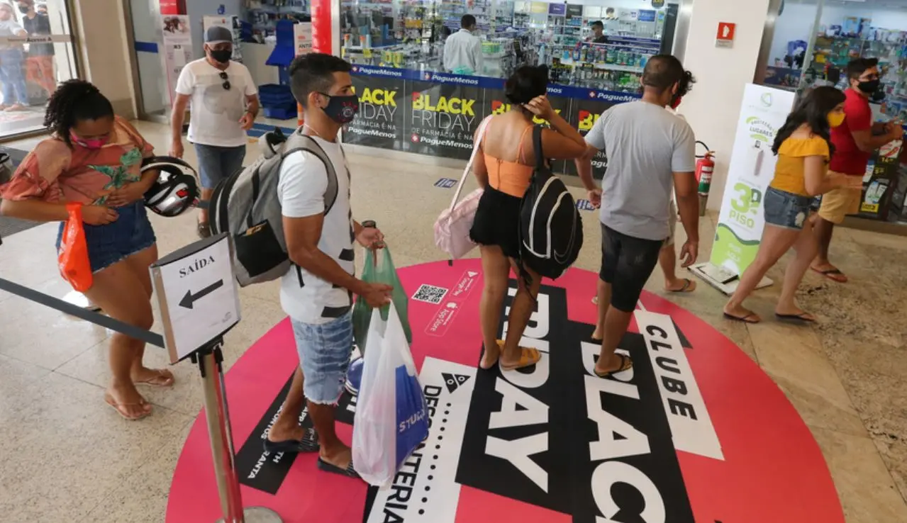 Imagem da notícia: Shoppings de Fortaleza oferecem descontos de até 70% na Black Friday; veja horários de funcionamento