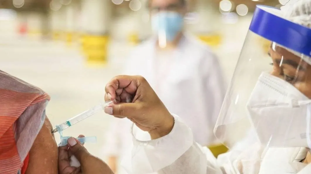 O Ceará já aplicou pouco mais de 13 milhões de doses contra a Covid-19. Dessas, 5,6 mi são referentes à segunda dose e 167.573 foram doses únicas, o que totaliza cerca de 5,8 milhões de cearenses imunizados