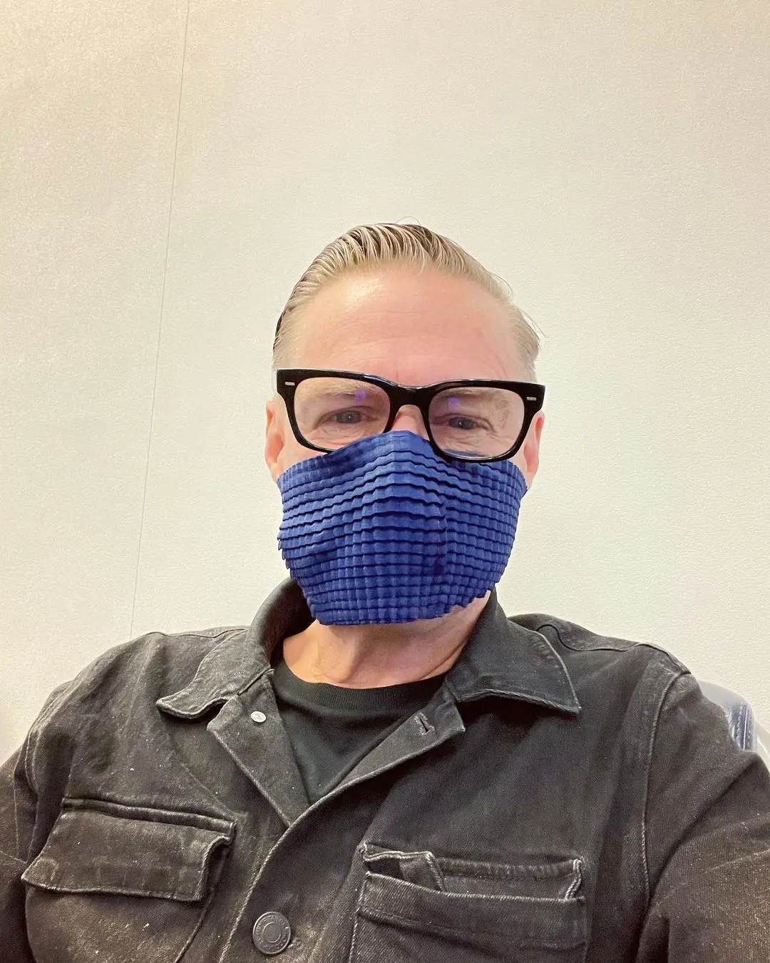 Imagem da notícia: Bryan Adams testa positivo para Covid-19 pela 2ª vez no mesmo mês