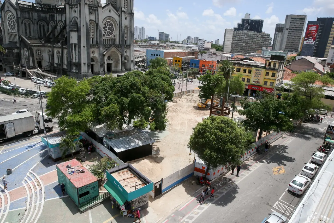 Imagem da notícia: Escavações de obras no Centro revelam 4 sítios arqueológicos com materiais históricos em Fortaleza
