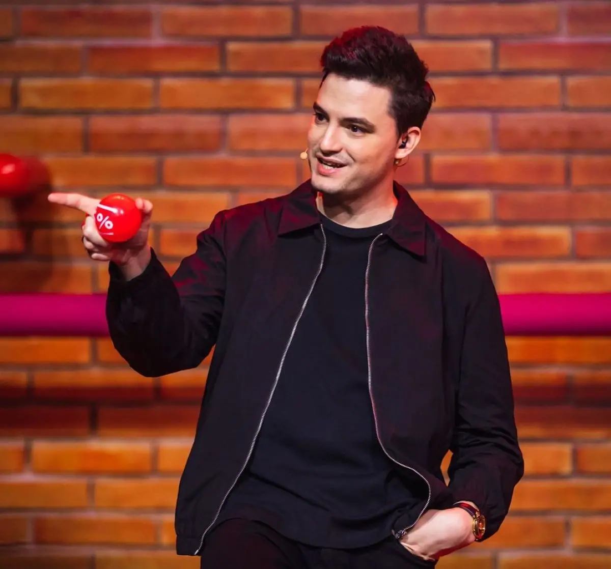 Imagem da notícia: Felipe Neto passa mal durante live de Black Friday e abandona apresentação 