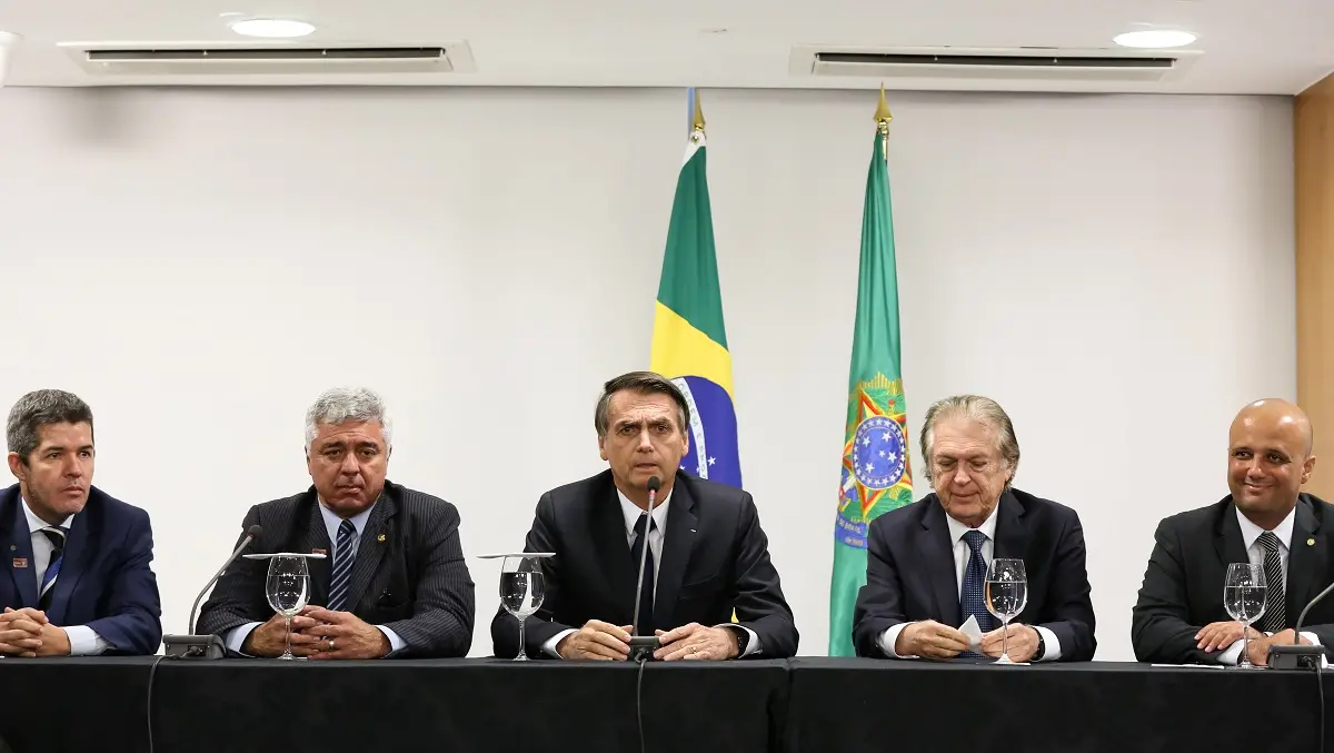 Imagem da notícia: Bolsonaro é o único presidente do Brasil, desde a redemocratização, a governar sem partido