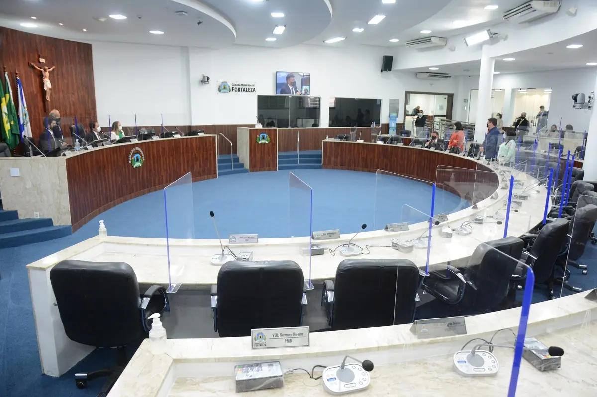 Imagem da notícia: Câmara de Fortaleza tem impasse nas regras para avaliar caso de Ronivaldo Maia no Conselho de Ética