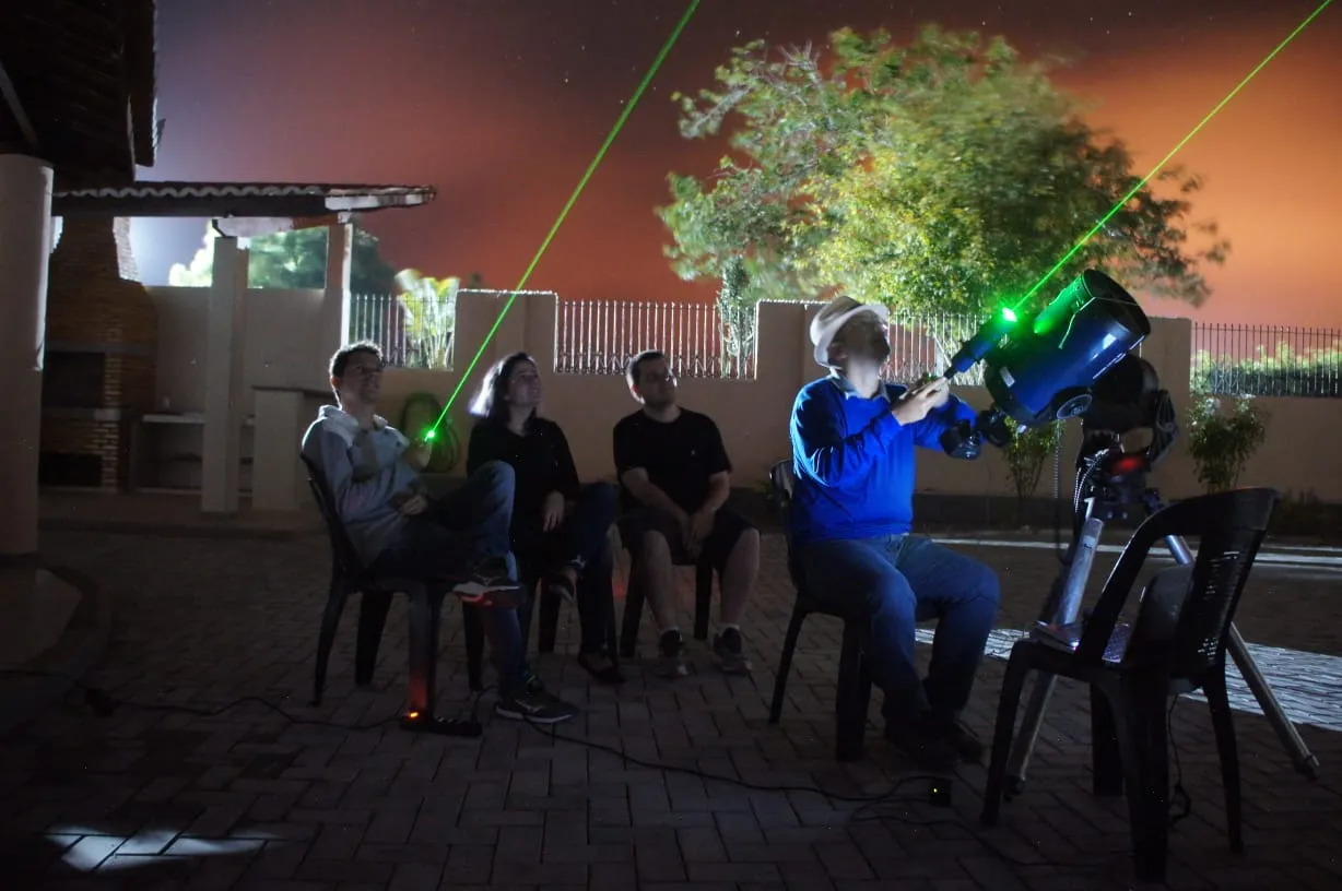 Da esquerda para a direita, professor Ednardo Rodrigues, Sara Almeida, Vicente Queiroz e professor Heliomarzio Moreira. Os lasers são usados para mostrar os astros no céu.