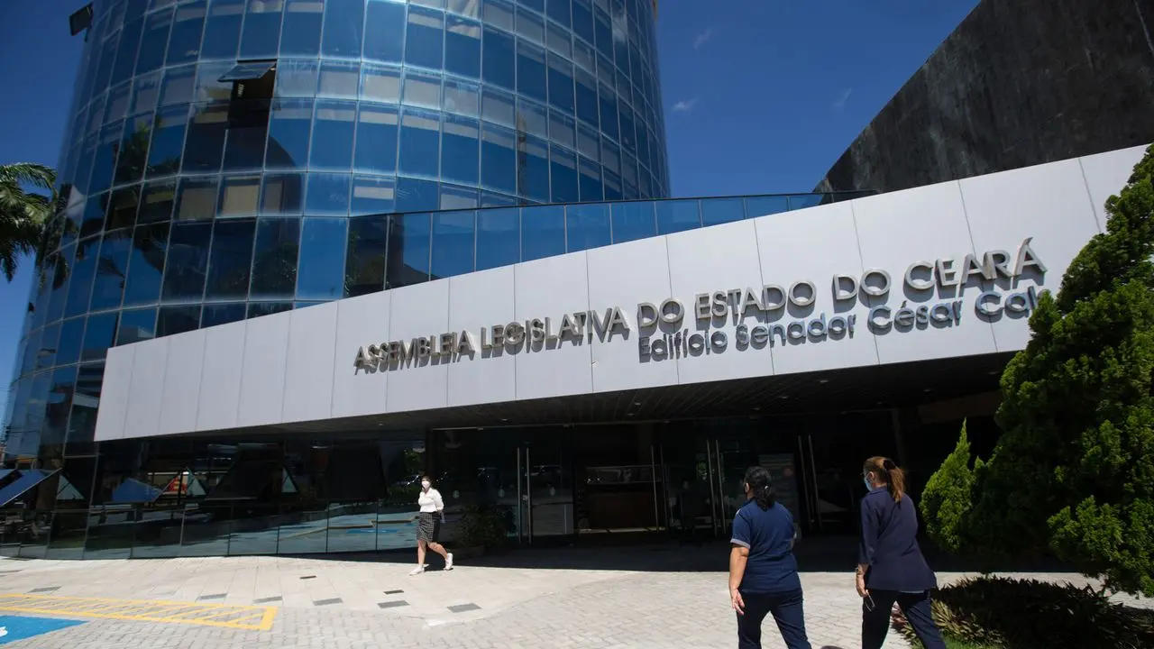 Imagem da notícia: Passaporte da vacina será exigido na Assembleia Legislativa do Ceará a partir de segunda (6)