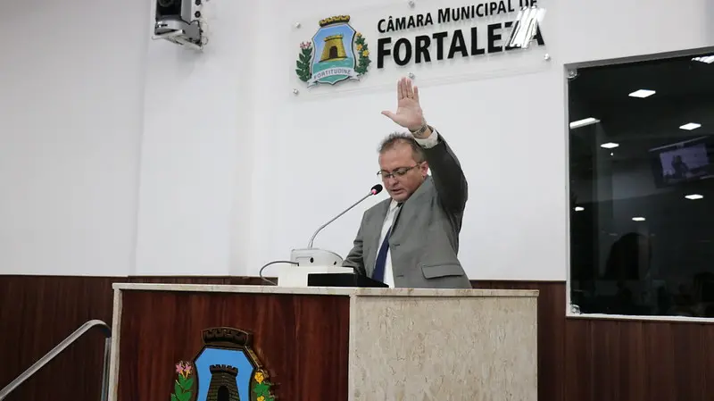 Imagem da notícia: Suplente de vereador toma posse na Câmara Municipal de Fortaleza após 13 anos de espera
