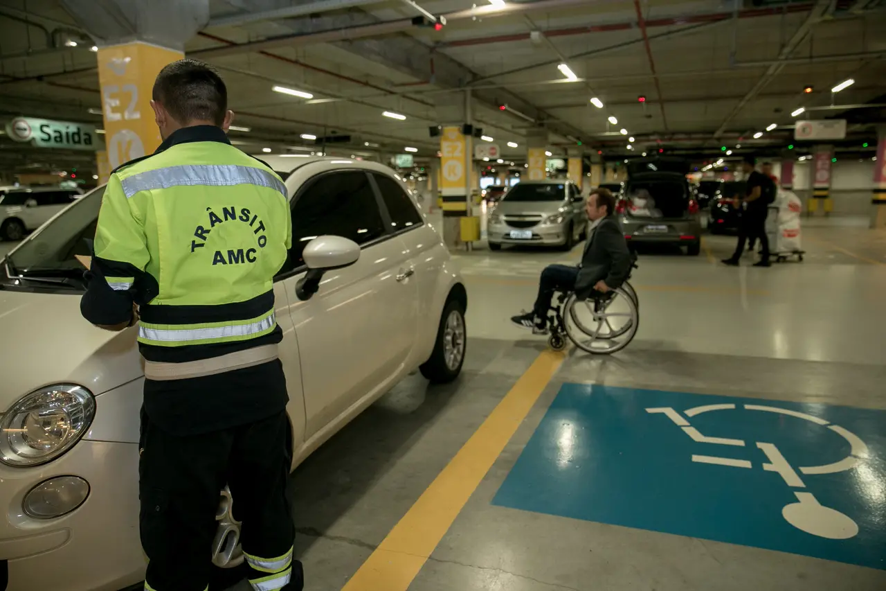 Imagem da notícia: Isenção do IPI para taxistas e pessoas com deficiência é prorrogada até 2026; teto sobe R$ 200 mil
