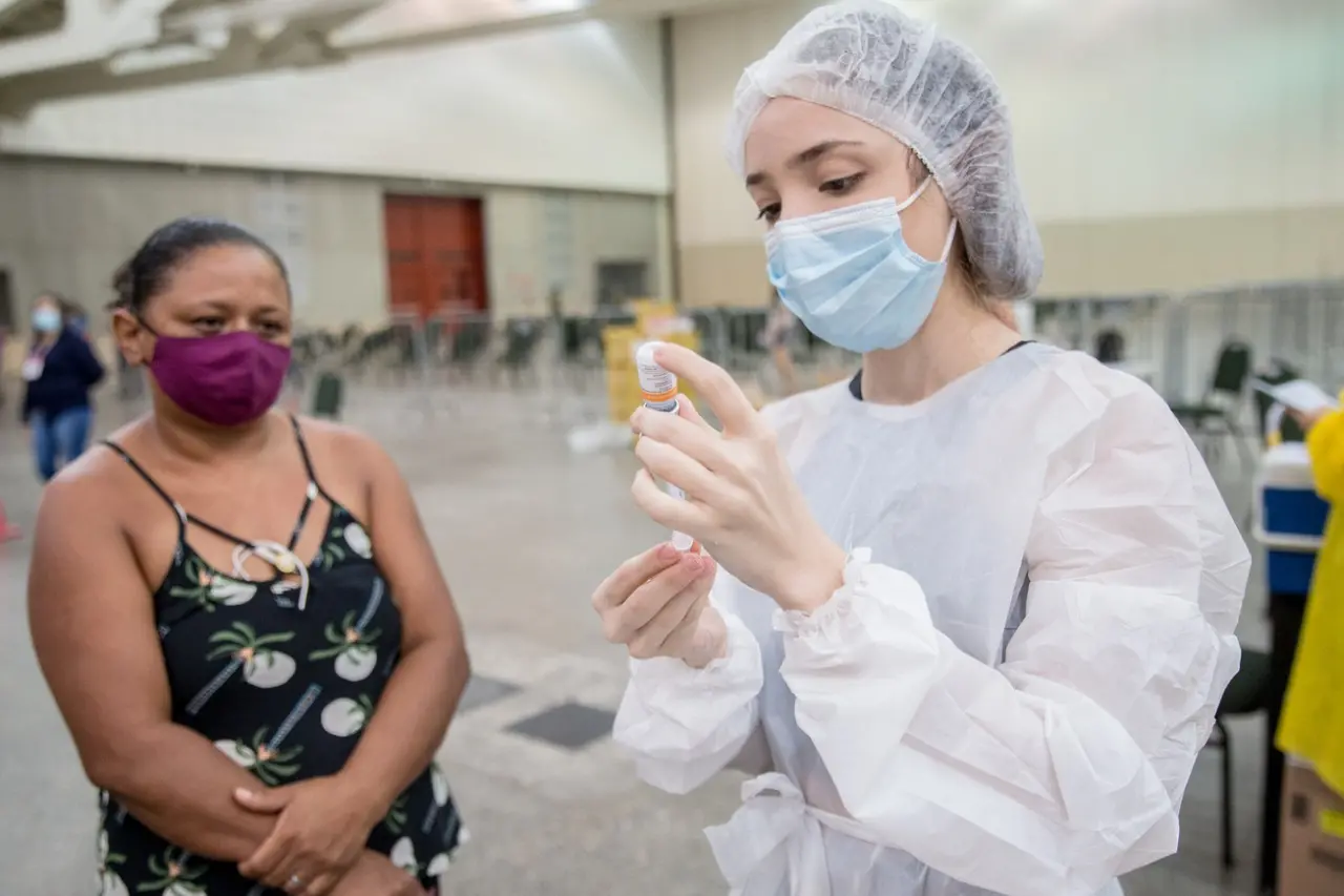 Imagem da notícia: Reforço vacinal até quando? O que se sabe sobre a imunização contra a Covid-19 em 2022 no Ceará