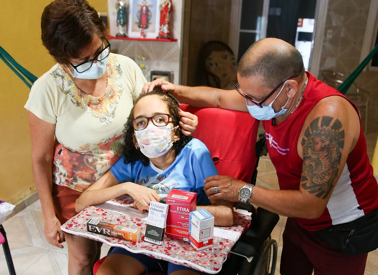 Imagem da notícia: 'Se ela não tomar, tem várias convulsões': pacientes têm remédios à base de Cannabis pagos pelo SUS