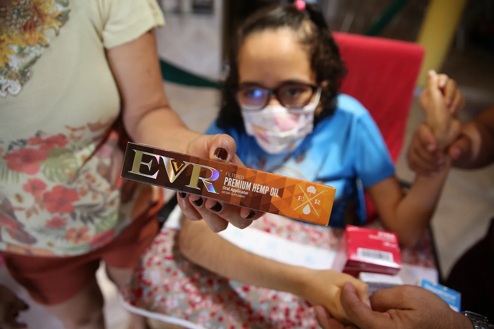 Segundo a família, número de convulsões de Victoria cai expressivamente quando ela utiliza o canabidiol.